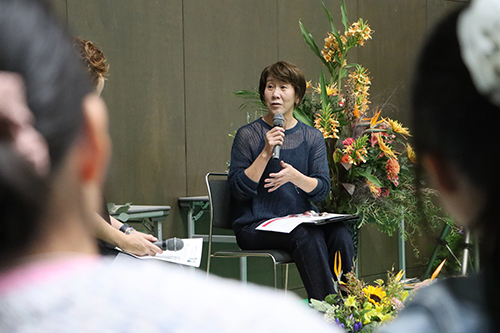 心と花をテーマに対談するグリーフサポートやまぐち代表の京井和子さん