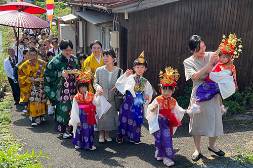 行列で歩く子どもたち