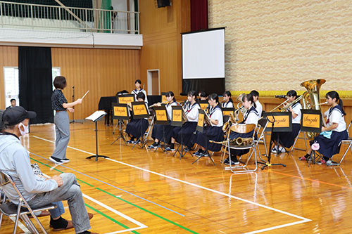 仙崎中学校の吹奏楽部の演奏で通小学校の校歌を歌った