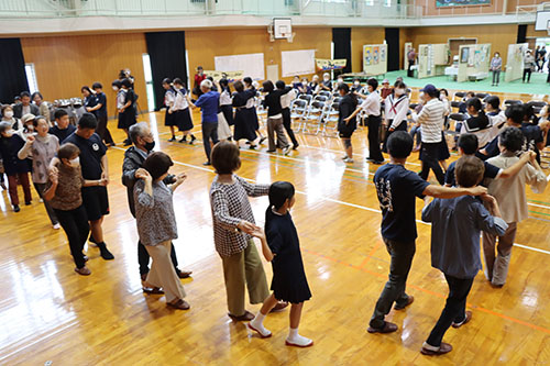 最後は全員でフォークダンスと通小唄(かよいこうた)で締めくくった