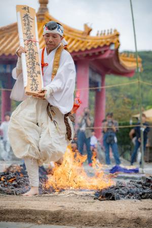 火渡り修行の様子