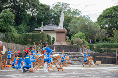 向津具小学校の児童による伝統の「油谷太鼓」演奏