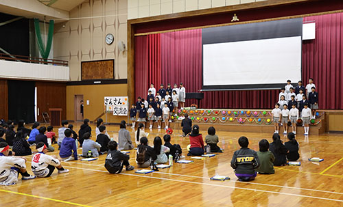 集会では、それぞれの学校紹介が行われた
