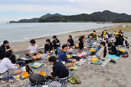 さわやか海岸で昼食をとりながら、楽しく交流