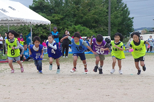 小学生による徒競走