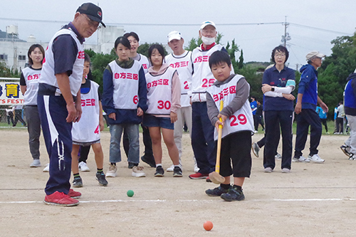 ボールの行方を追う参加者