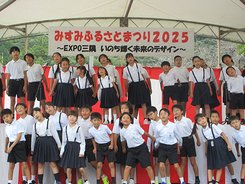 小学生の歌声が会場を盛り上げる