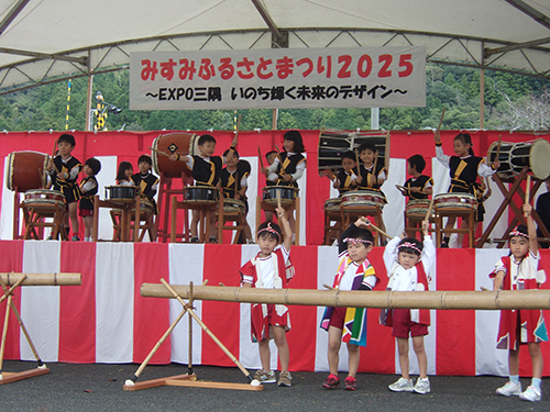 三隅保育園の園児によるかわいらしい和太鼓演奏