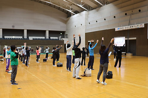 ラジオ体操PR動画を見ながら、参加者全員でラジオ体操