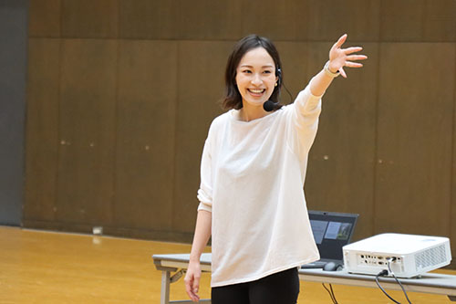 油谷向津具出身のヨガインストラクターの前野利依さん