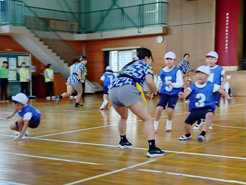 ながとブルーエンジェルスの選手らとタグラグビー