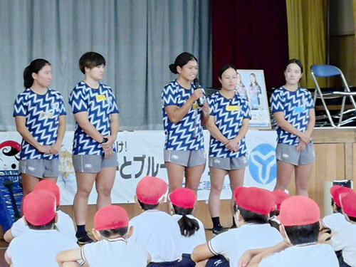 子どもたちからの質問に答える選手たち