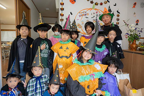 ハロウィンパーティーに参加した子どもたちと鈴木さん