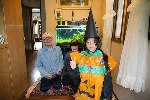 お祝い品を受け取った地域の方々は「来年も楽しみにしています」と話していました