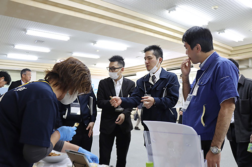 交流タイムでは試食なども行われた