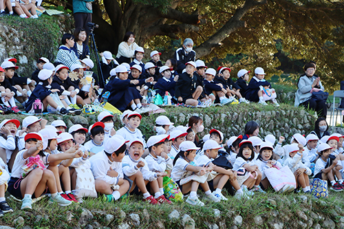 正解を喜ぶ児童