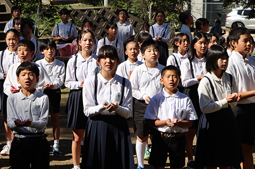 折り鶴を手に平和を語る6年生