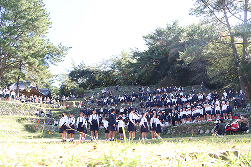 全校で「手のひらを太陽に」を合唱