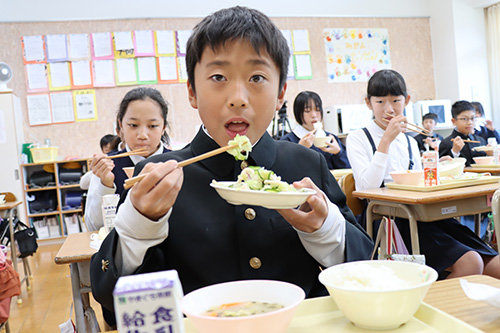 旬のぶとイカの甘みを味わう児童