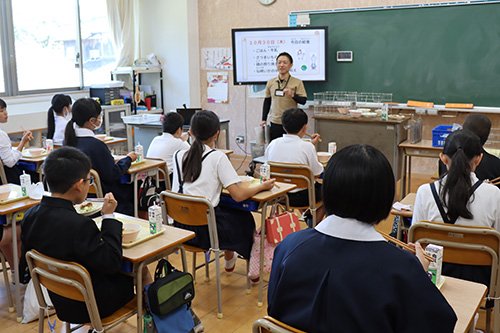 仙崎ぶとイカについて市役所の武田さんが説明