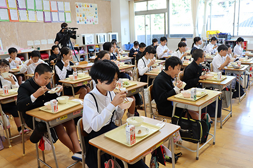 こりこりして美味しいと食べる児童たち