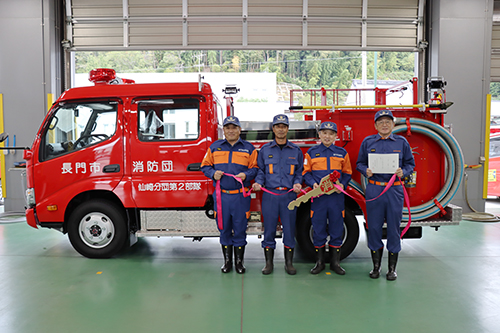 車両の前に立つ団員