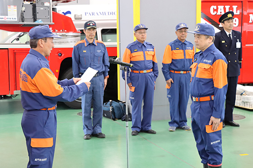 消防団長から目録贈呈