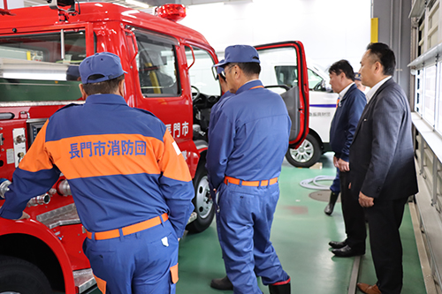 車両の説明を受ける団員