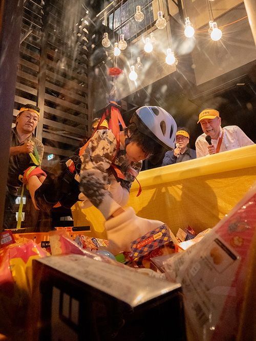 大人気の人間クレーン