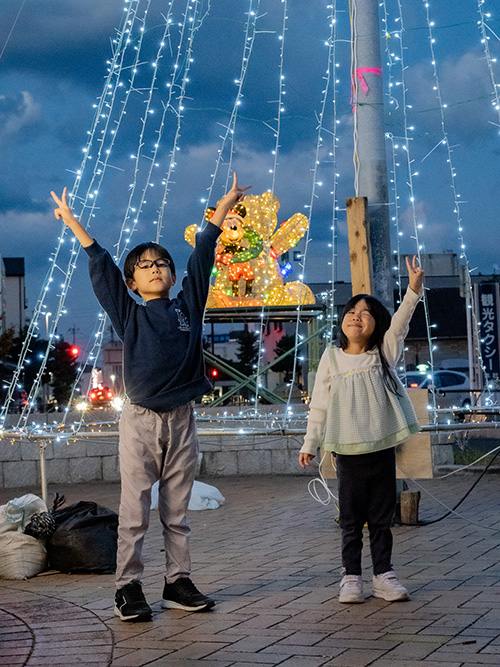 イルミネーションを楽しむ様子