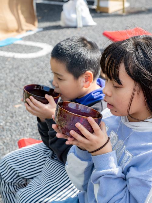 スイーツを堪能する子ども