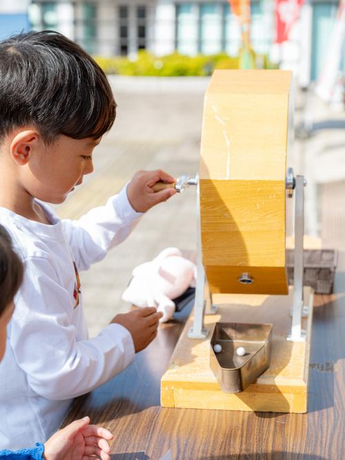 ガラポン抽選を行う子ども