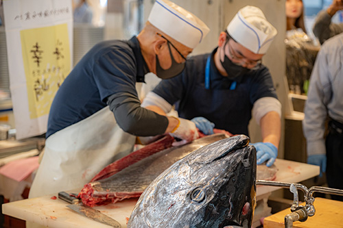 職人によるマグロ解体ショーの様子