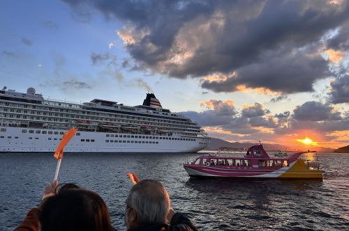 飛鳥2に手を振り見送る様子