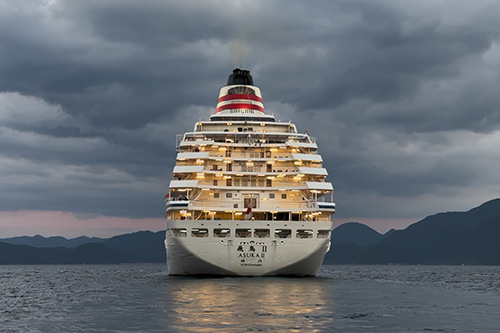 仙崎港を出港する飛鳥2