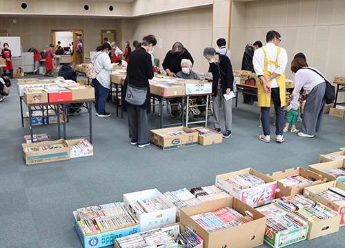 人気の古本市は多くの人でにぎわった