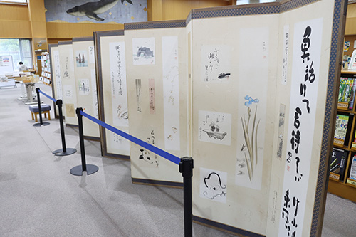 橋長旅館にあった画家、俳人、役者等の作品を貼った六曲一双の屏風