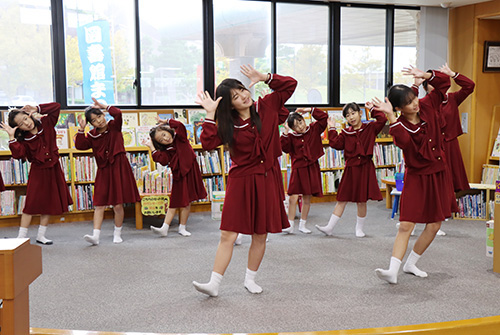 みすゞ少年少女合唱団による歌やダンスが披露