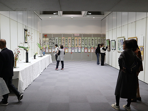 会場には、絵画、写真、書、生花、パッチワークなどの作品が展示