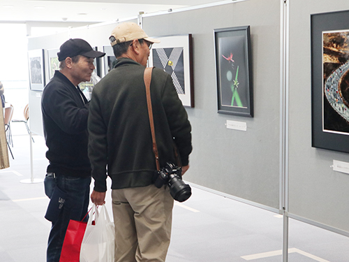 展示を鑑賞する人たち