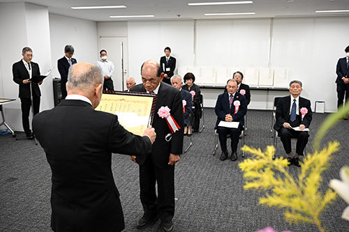 賞状が手渡される様子