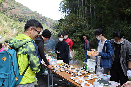 ウォーキングしながら特産品やお酒が楽しめる