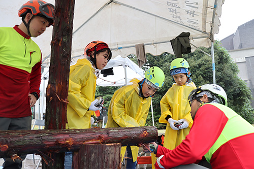 林業体験も行われた