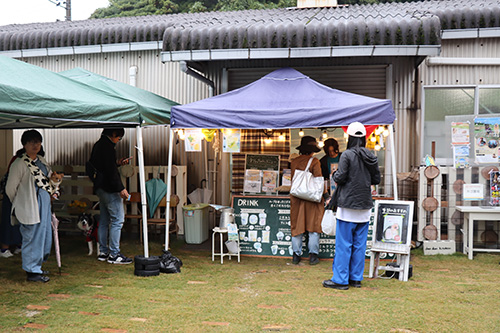 飲食ブースも並んだ
