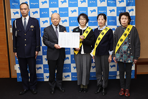 交通安全山口県対策協議会会長の伝達後に集合写真