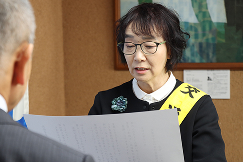メッセージを読み上げる仙崎婦人会会長の長井さん