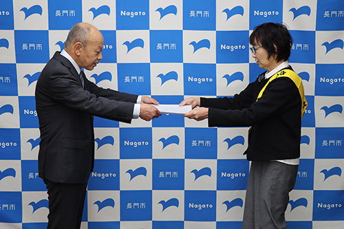 会長(村岡知事)メッセージを受け渡す