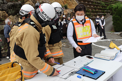 事業管理者から消防の指揮本部へ現状報告