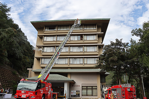 5階の部屋に取り残されたお客をはしご車で救出