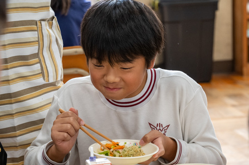 志麻さんフレンチ給食を食べる児童